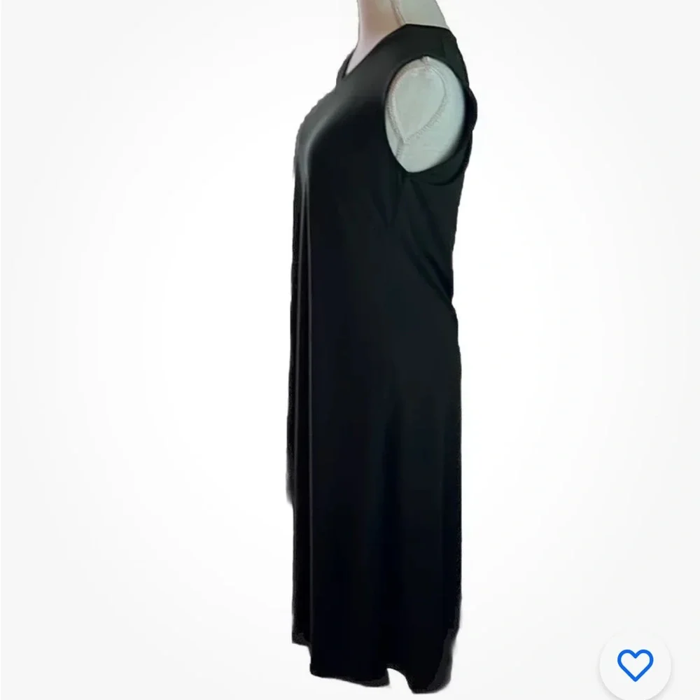 Eileen Fisher fits slightly